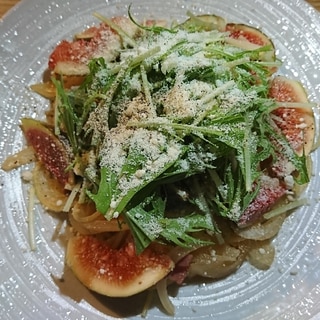 いちじくとベーコンのサラダ水菜パスタ